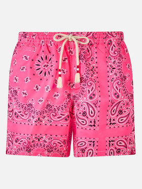 Herren-Badeshorts mit rosa Bandana-Aufdruck