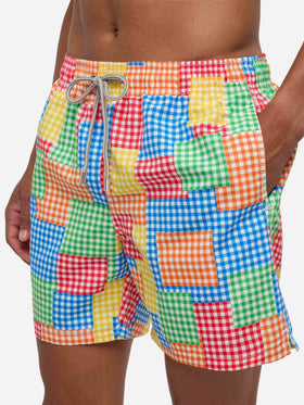Mehrfarbige Herren-Badeshorts mit Gingham-Karomuster