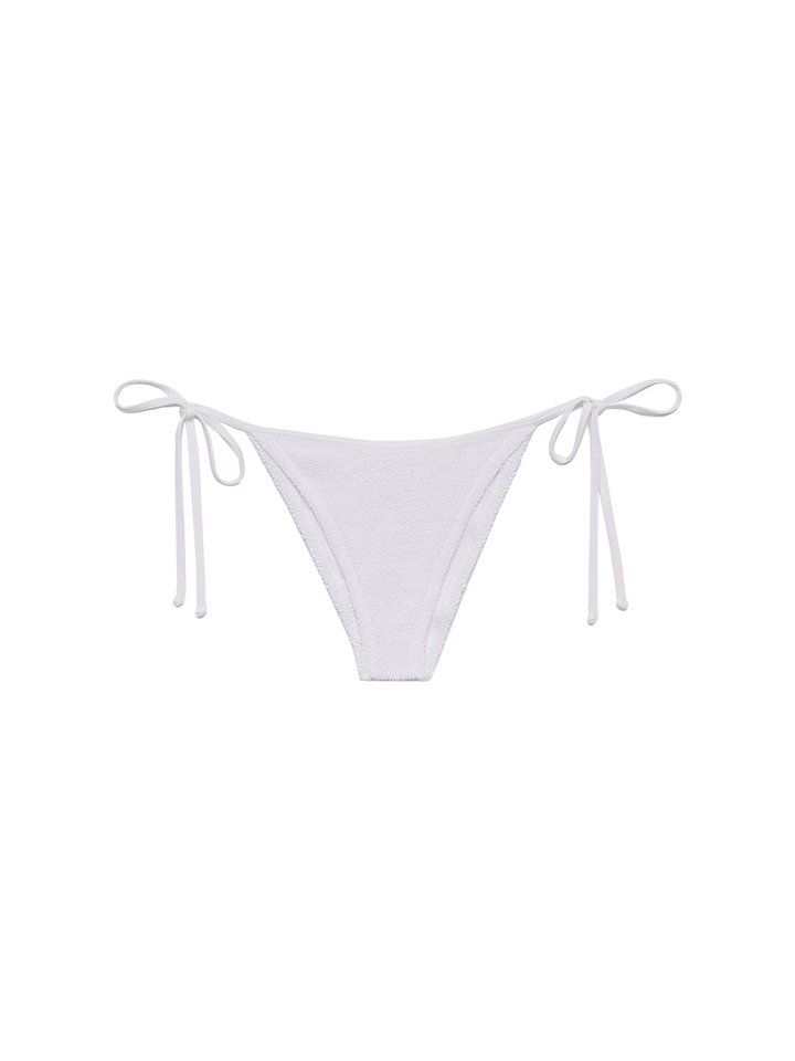 Marielle – Klassische Badehose in Crinkle-Optik in Weiß