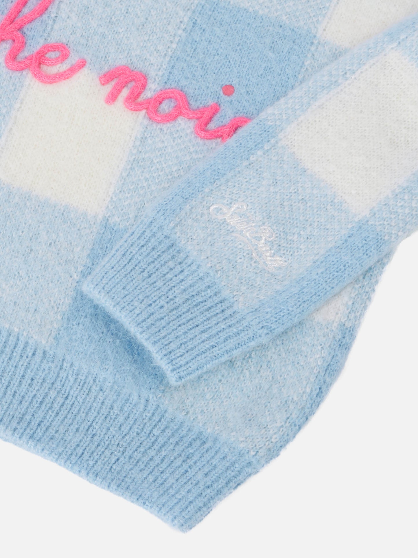 Rundhalspullover mit Karomuster und Uff… che noi-Stickerei