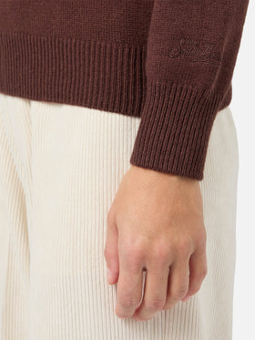 New Queen cashmere-blend sweater in brown with Snoopy jacquard and embroidery | PEANUTS SPECIAL EDITION