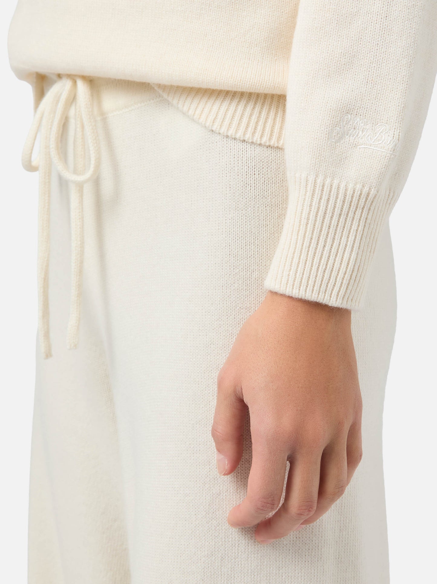 New Queen cashmere-blend sweater in white with Sono molto tonica embroidery
