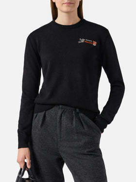 New Queen cashmere-blend sweater in black with Scelgo sempre quello sbagliato embroidery