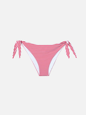 Rot gestreifte Badehose