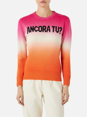 Degradé-Damenpullover in Fuchsia und Orange mit Schriftzug „Ancora tu“.