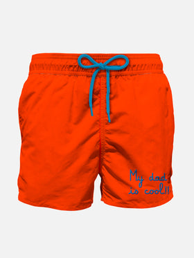 Badeshorts für Jungen mit der Stickerei „My Dad is Cool“.