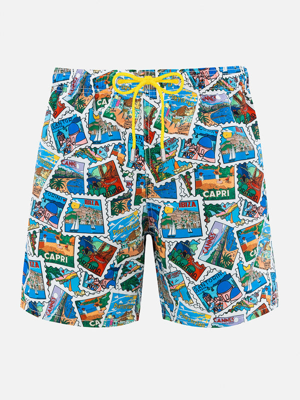 Mittellange Gustavia-Badeshorts für Herren mit Postkarten-Mix-Print | ALESSANDRO ENRIQUEZ SONDERAUSGABE