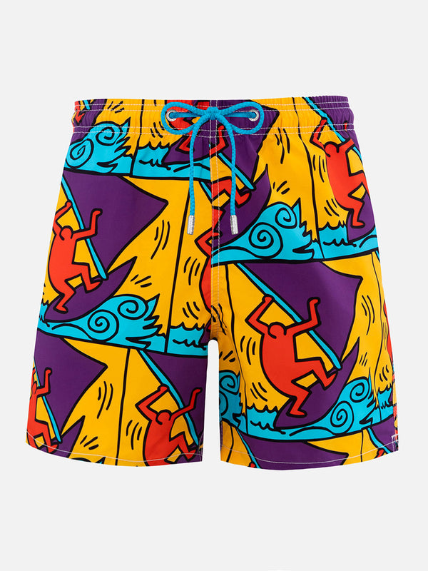 Mittellange Gustavia-Badeshorts für Herren mit platziertem Keith-Haring-Design| KEITH HARING SONDERAUSGABE