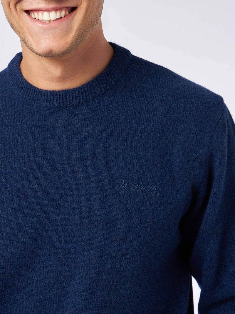 Blauer Herrenpullover mit Rundhalsausschnitt und St. Barth-Stickerei