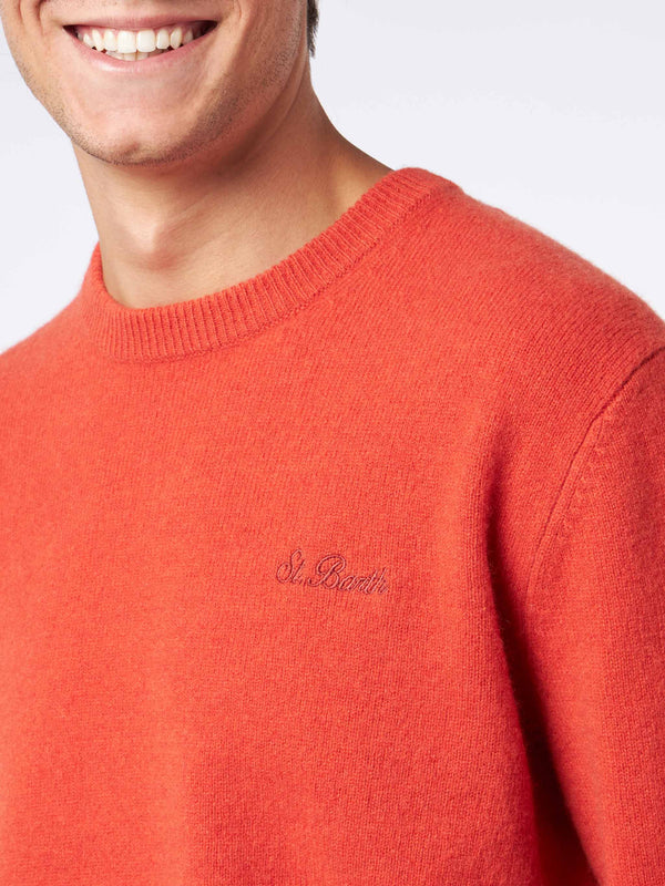 Orangefarbener Herrenpullover mit Rundhalsausschnitt und St. Barth-Stickerei