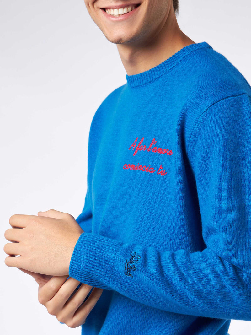 Herrenpullover mit A far l'amore comincia tu-Stickerei