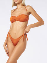 Glänzend orangefarbener, gekreuzter Bandeau-Bikini