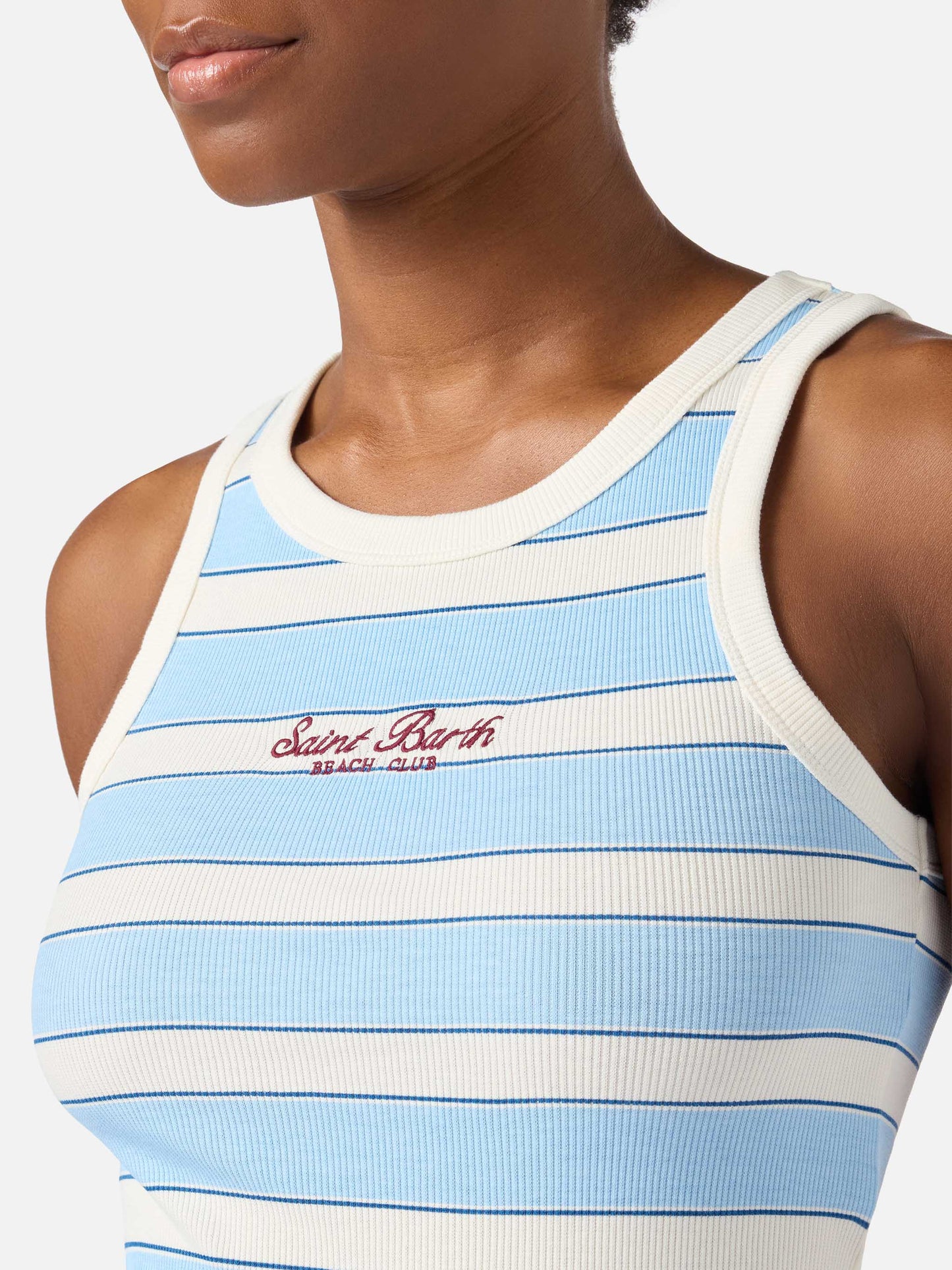 Débardeur Ada à rayures bleu clair avec broderie beach club 