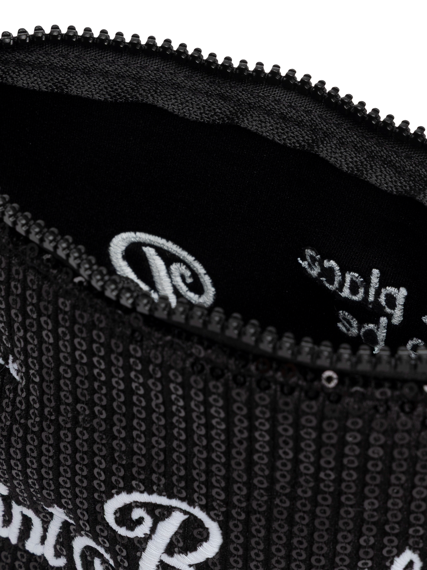 Pochette Aline nera con paillettes e logo ricamato