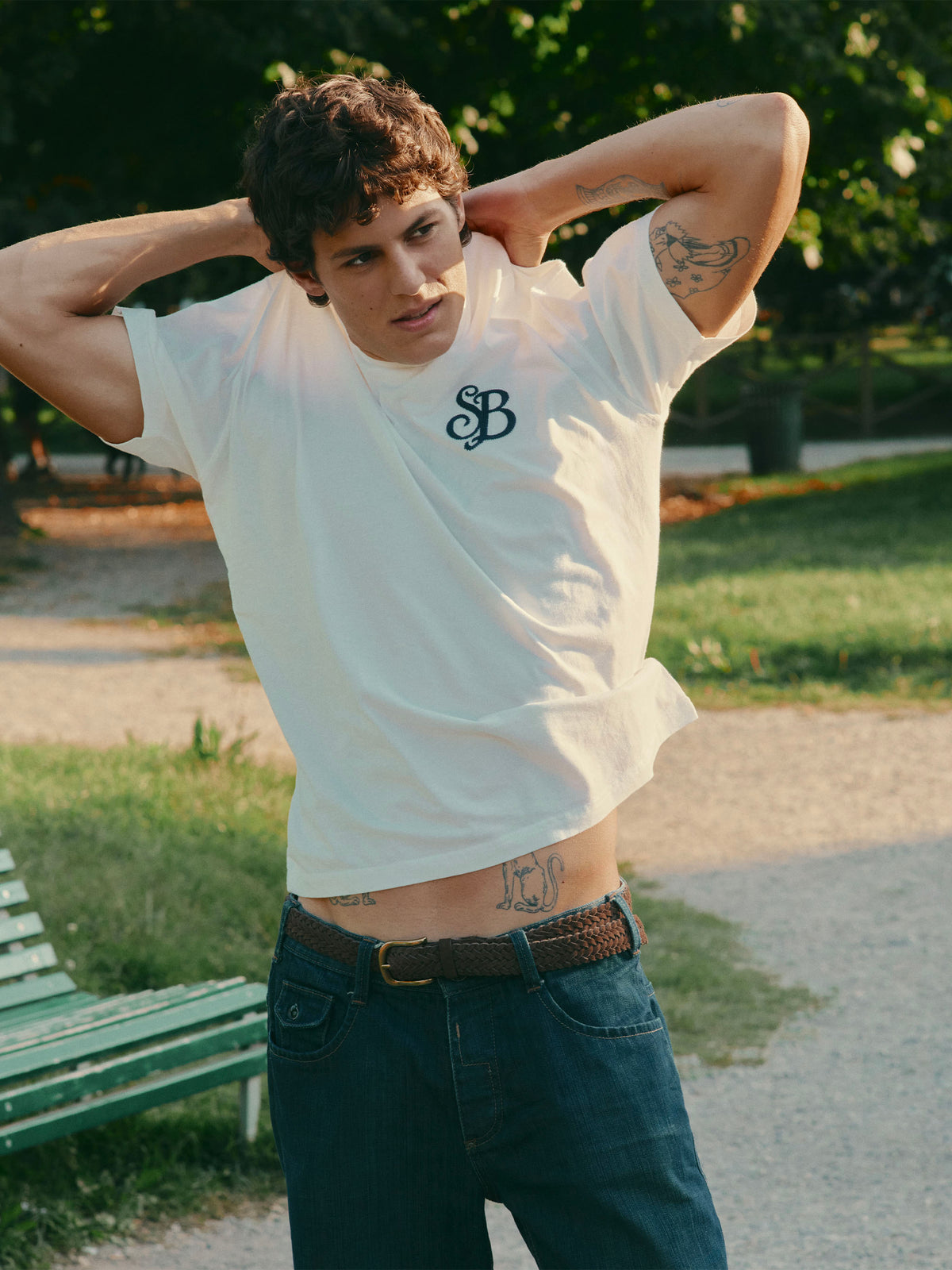 Camiseta Arnott en blanco con bordado del monograma SB 