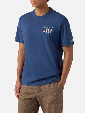 T-shirt Arnott in cotone blu con ricamo Grand Slam e stampa bottiglie