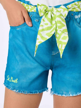 Shorts Arizona de denim turquesa con bordados y apliques 