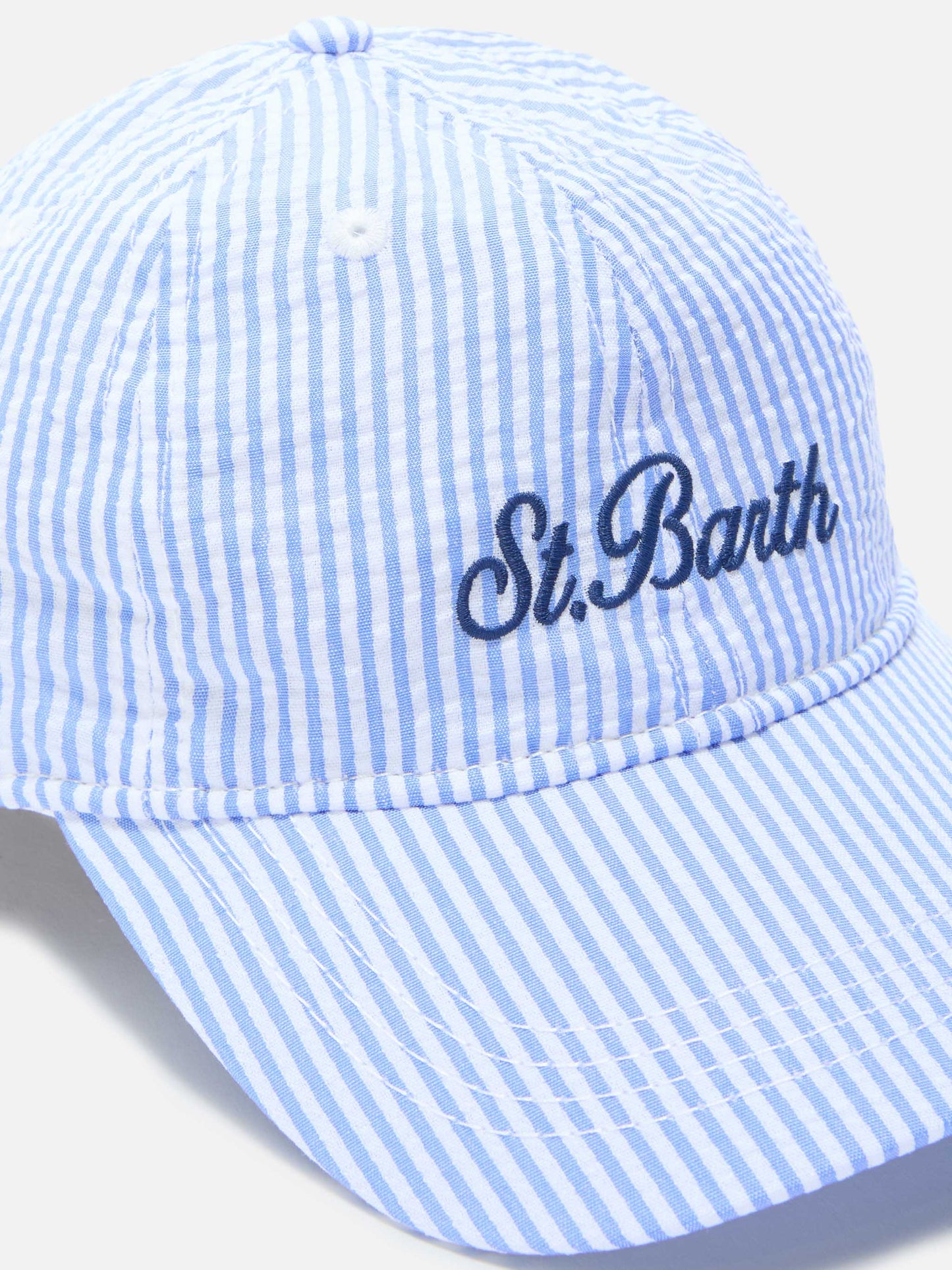 Baseball cap with visor in cotton seersucker with light blue and white stripes