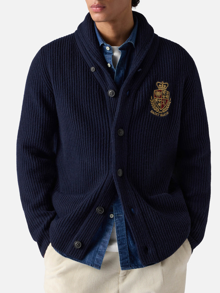 Blauer, gerippter Herren-Cardigan mit Schalkragen, Taschen und Aufnäher