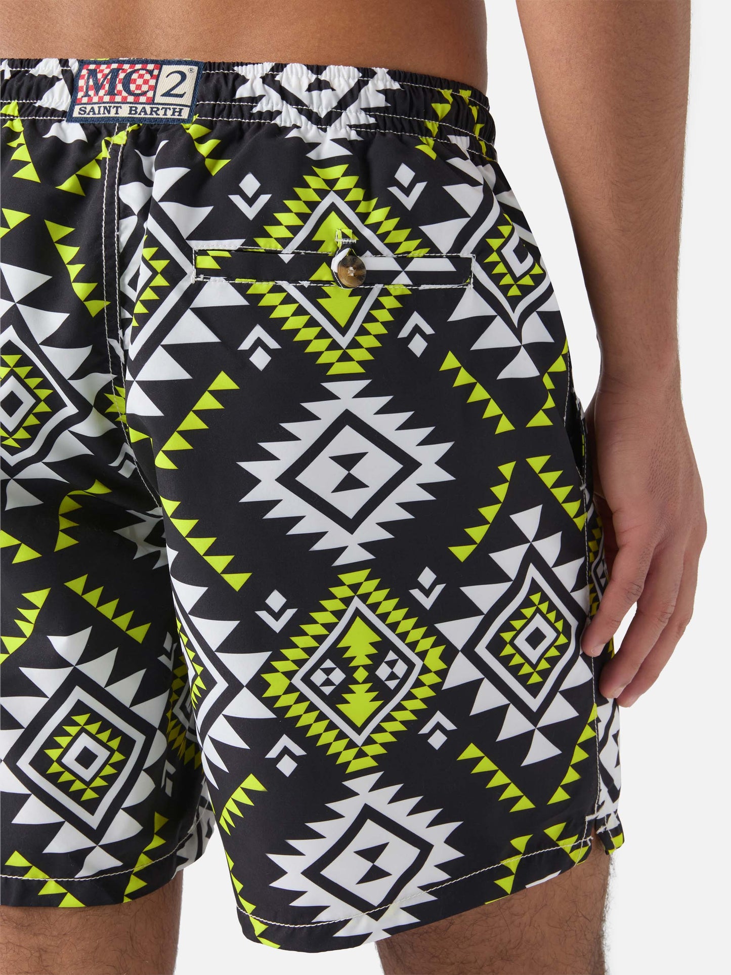 Mittellange Badeshorts im Caprese-Stil mit Ethno-Print