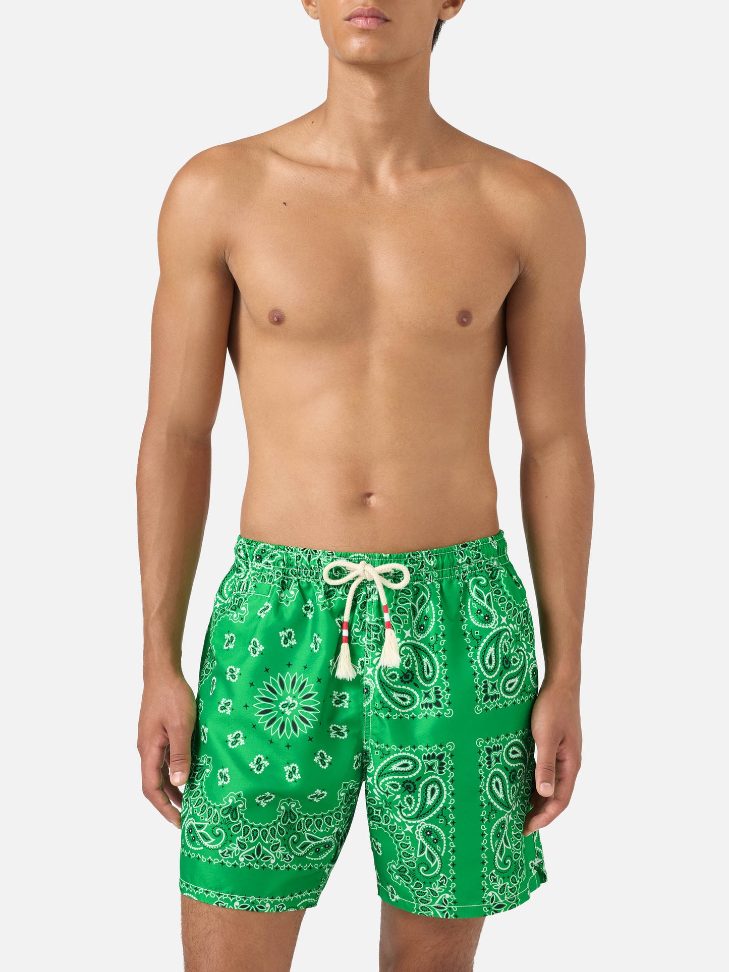Caprese-Badeshorts mit grünem Bandana-Print 