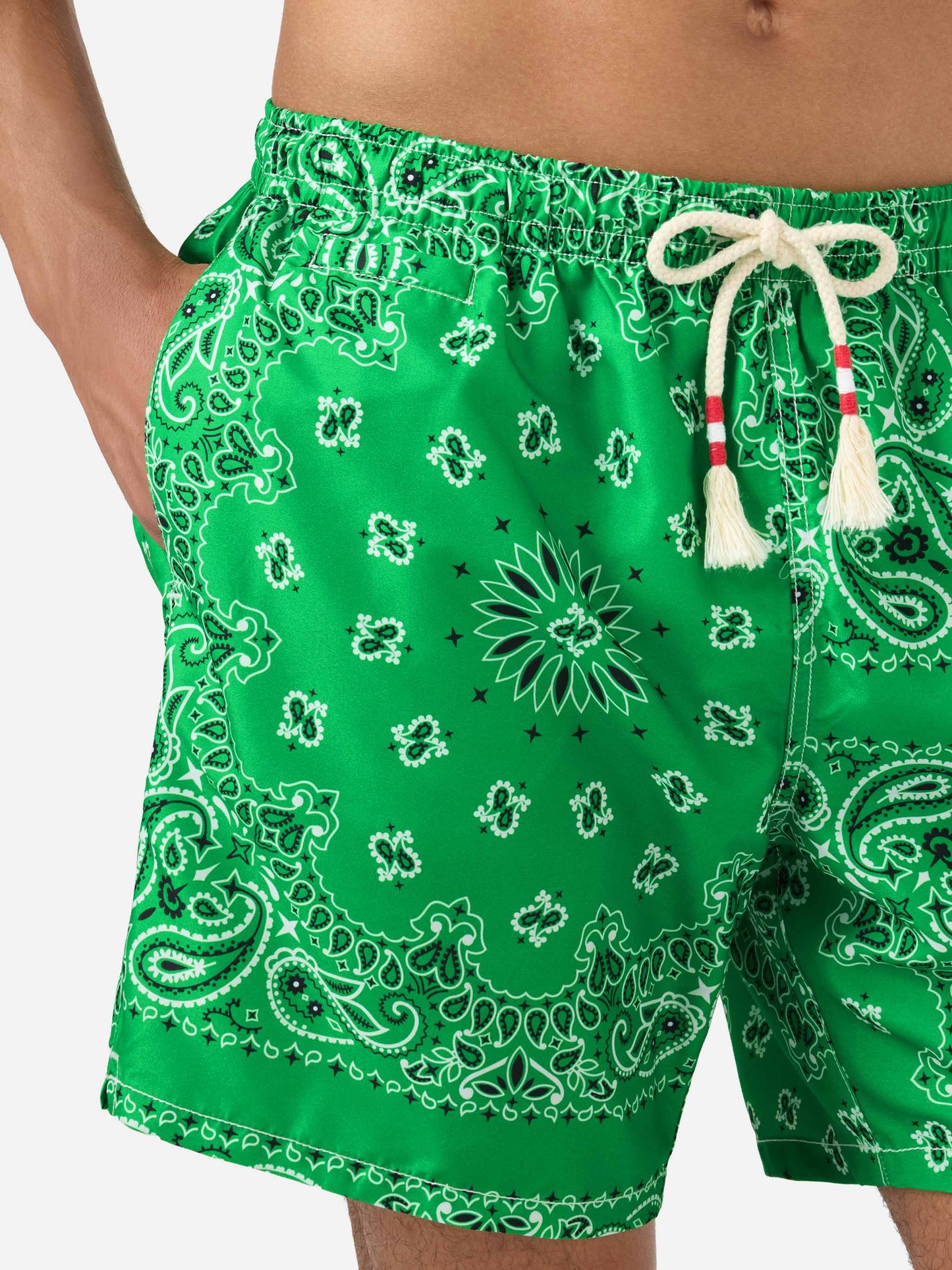 Caprese-Badeshorts mit grünem Bandana-Print 
