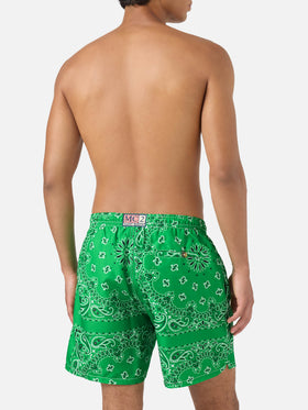 Caprese-Badeshorts mit grünem Bandana-Print 