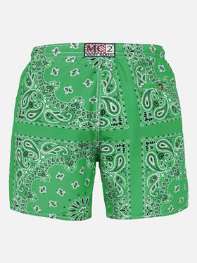 Herren-Badeshorts mit grünem Bandana-Aufdruck