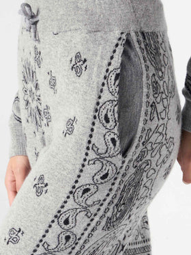 Gestrickte Sweatpants Charlie mit grauem Bandana-Print 