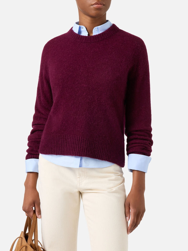 Pull col rond Lucille couleur aubergine en doux mélange de laine d’alpaga avec broderie logo 