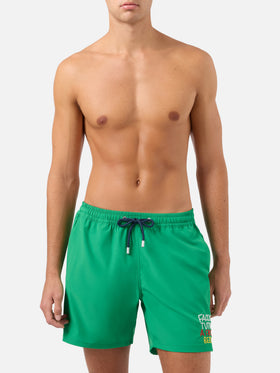 Comfort swim shorts in green with Faccio tutto a fin di bere embroidery