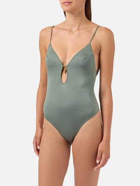 Maillot de bain une-pièce texturé à finition brillante vert militaire avec charms 