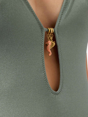Maillot de bain une-pièce texturé à finition brillante vert militaire avec charms 