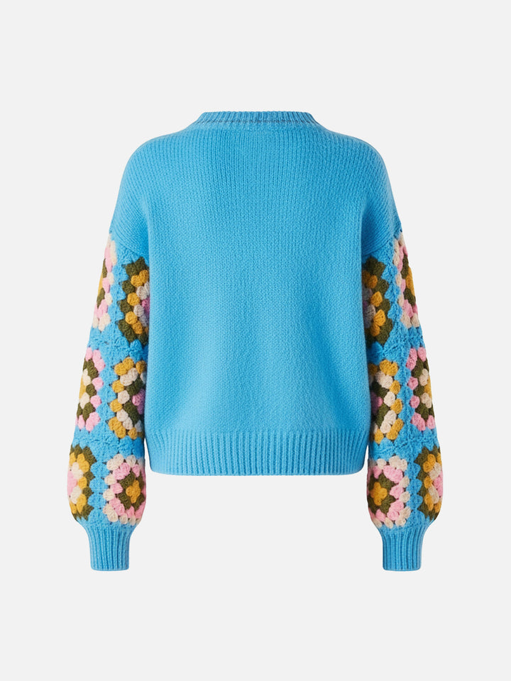 Ultraweiches Danya Soft Crochet Jr-Modell mit Rundhalsausschnitt und handgefertigten Häkelärmeln