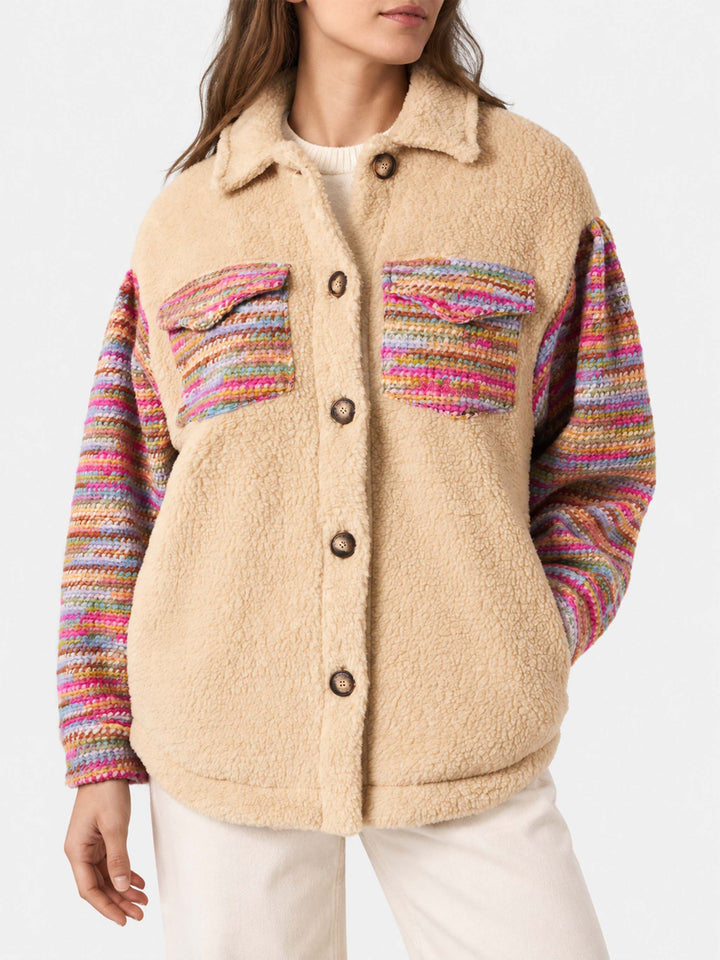 Elys beigefarbene Jacke in Sherpa-Optik mit Häkeldetails 