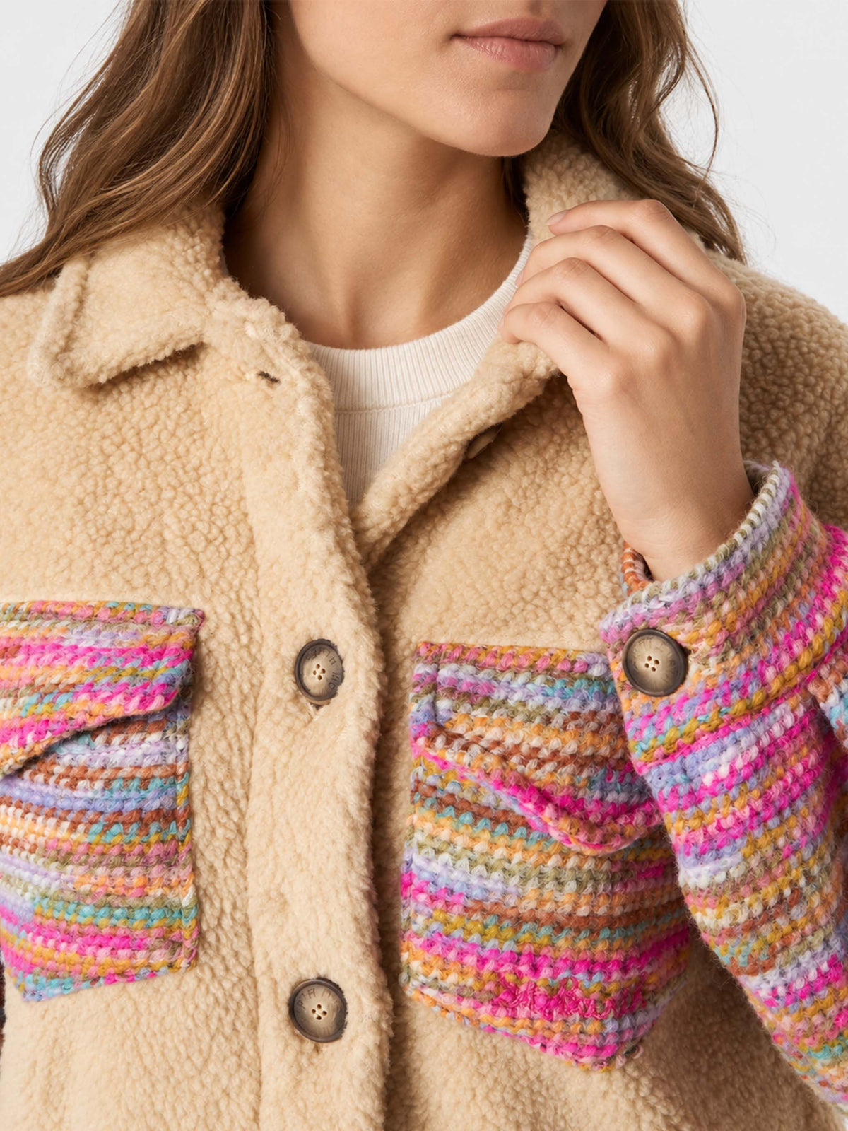 Veste Elys beige effet sherpa avec détails au crochet 