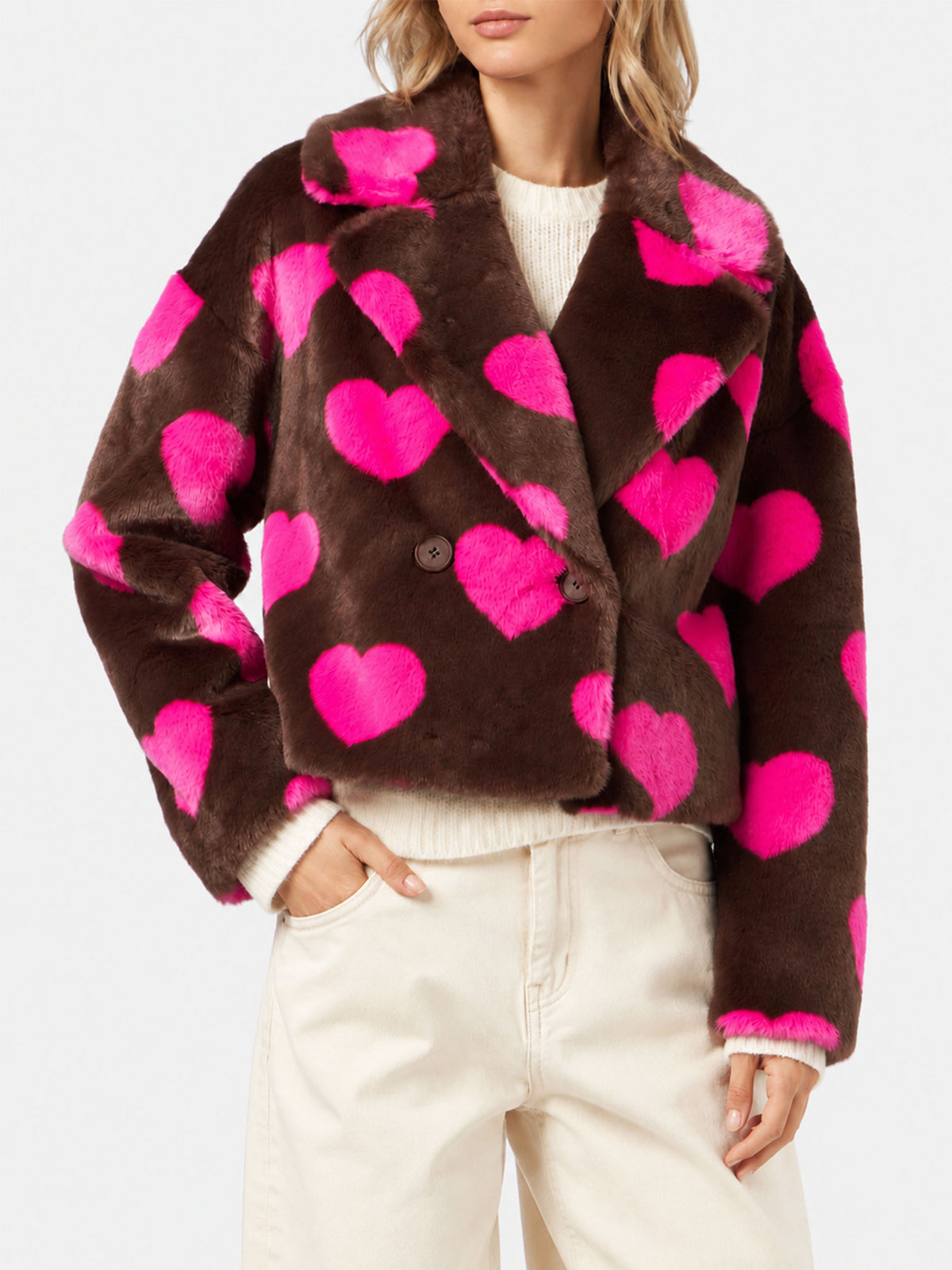 Veste courte Emelyn en fausse fourrure avec imprimé cœur 