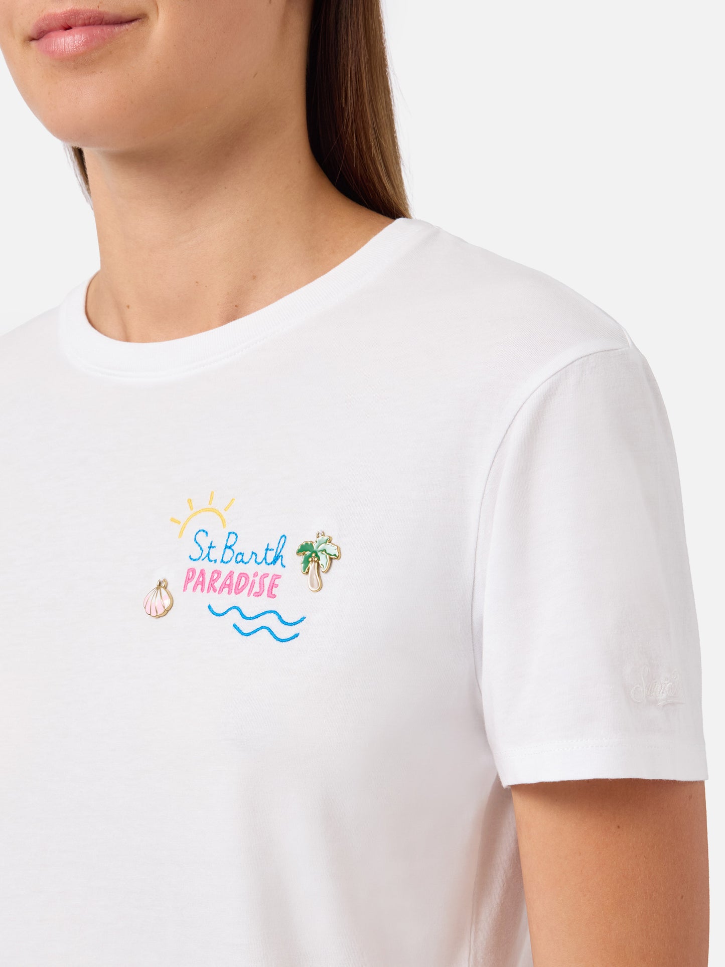 Camiseta Emilie blanca con bordado del charm St. Barth Paradise 