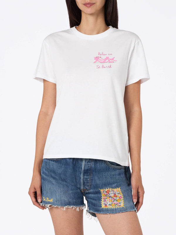 Weißes Rundhals-T-Shirt Emiilie aus Baumwolljersey für Damen mit Stickerei „Relax in St. Barth“ | PINK PANTHER SPECIAL EDITION