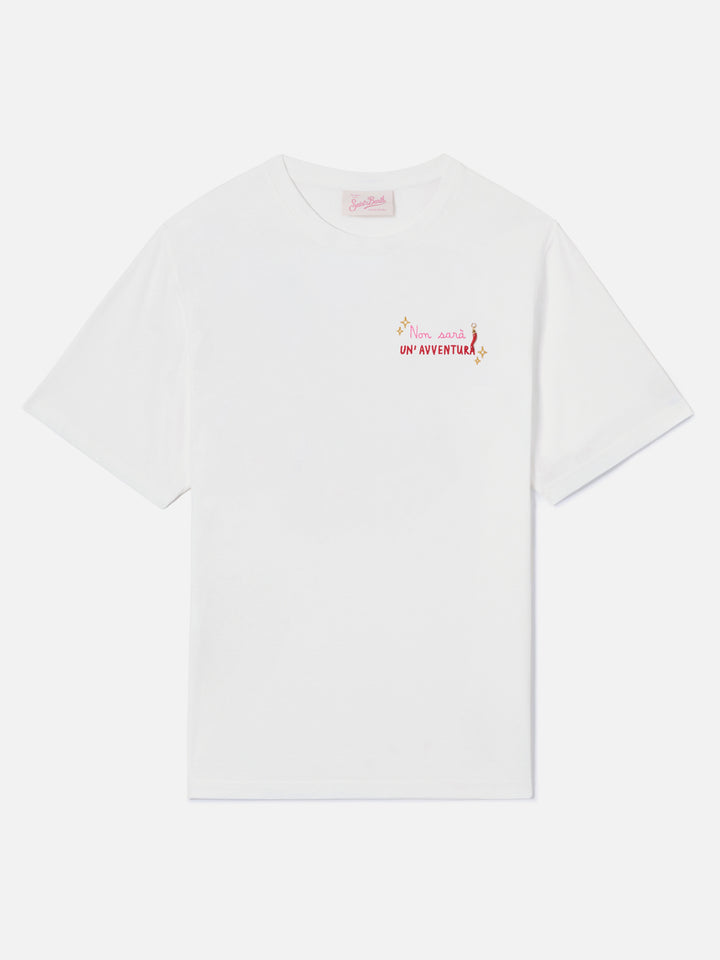 T-shirt Emilie bianca con ricamo Non sarà un'avventura e charm