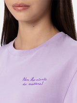 Lilafarbenes Rundhals-T-Shirt Emilie aus Baumwolljersey für Damen mit Stickerei „Non ho niente da mettere“