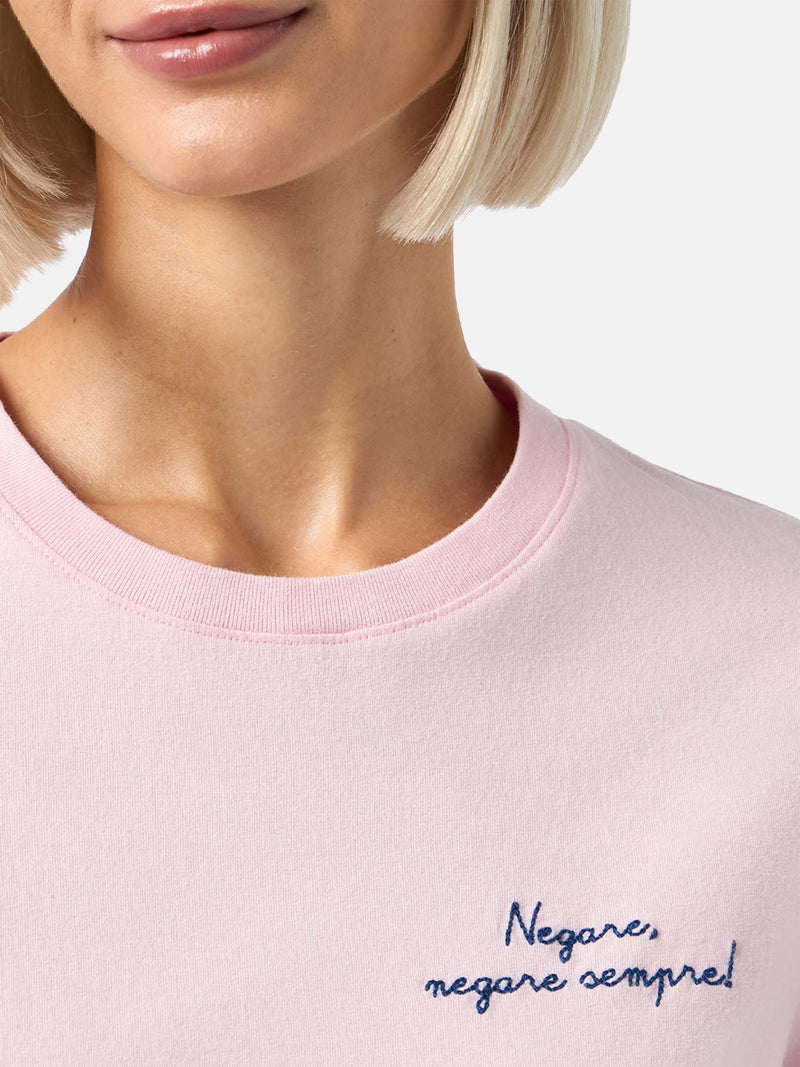 Damen-T-Shirt Emilie aus schwerer Baumwolle in Rosa mit „Vacanze negare“-Stickerei | VACANZE DI NATALE SONDERAUSGABE