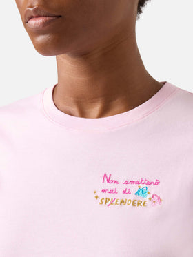 T-shirt Emilie rose avec broderie Non smetterò mai di splendere 