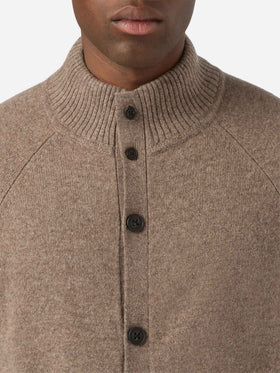 Cárdigan Galway de lana de cordero beige con cuello alto 