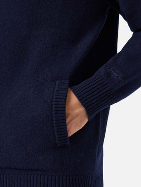 Marineblauer blue Galway Cardigan aus Lambswool mit hohem Kragen 