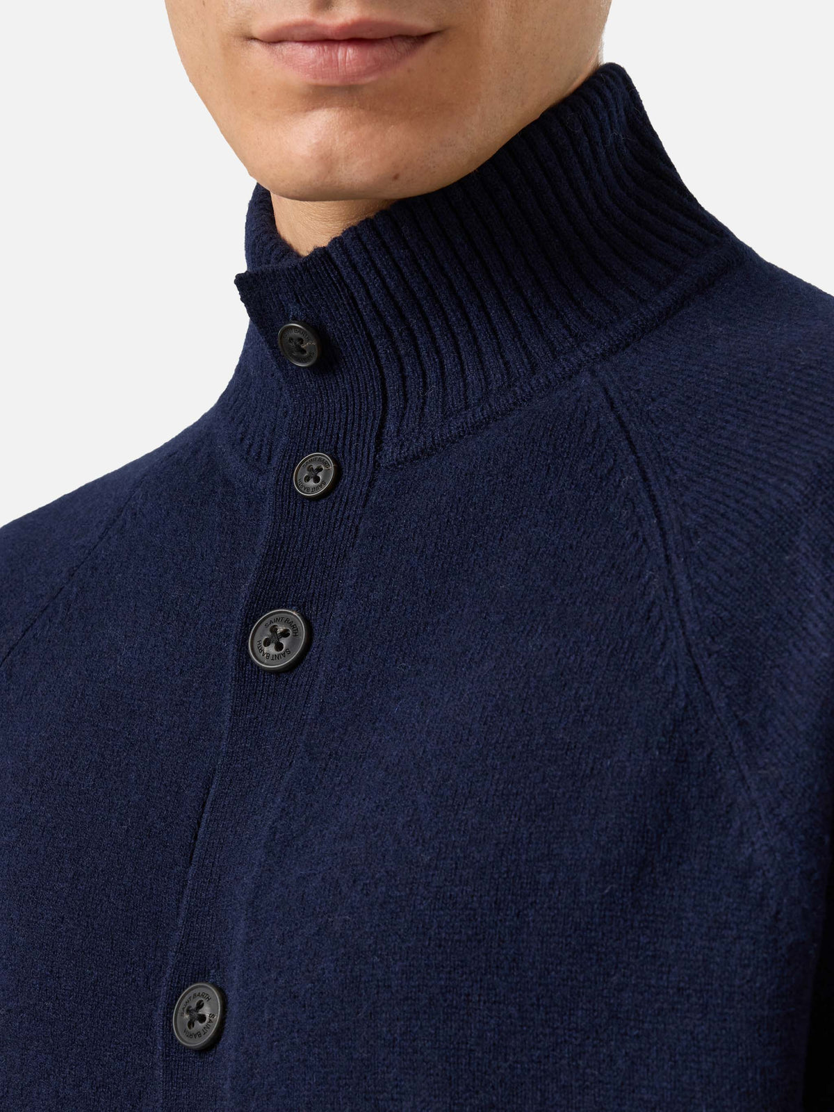 Marineblauer blue Galway Cardigan aus Lambswool mit hohem Kragen 