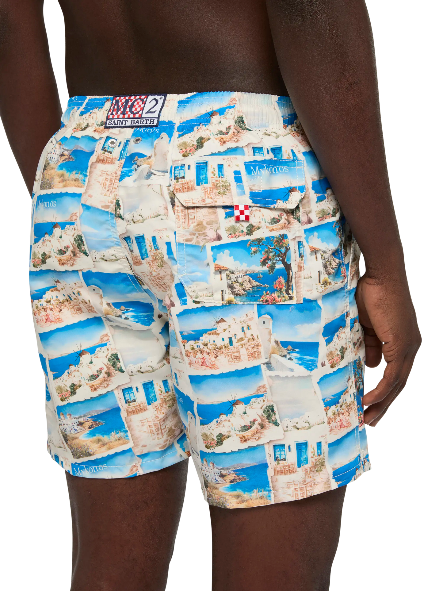 Costume mare lunghezza media Gustavia con stampa cartolina Mykonos | AI CO-CREATED DESIGN BY RICKDICK - POWERED BY RED-EYE
