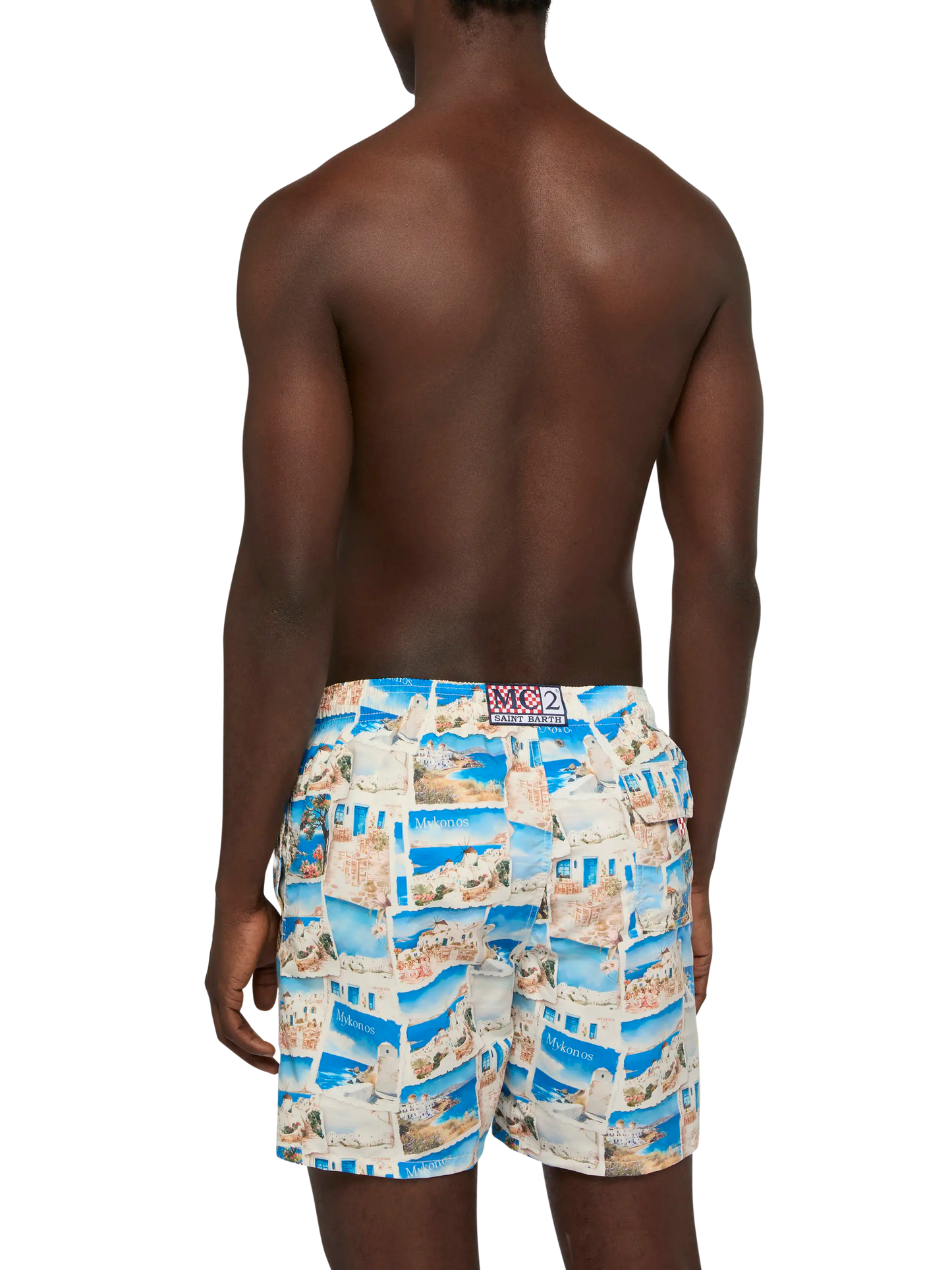 Costume mare lunghezza media Gustavia con stampa cartolina Mykonos | AI CO-CREATED DESIGN BY RICKDICK - POWERED BY RED-EYE