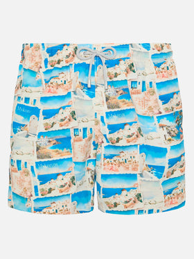 Costume mare lunghezza media Gustavia con stampa cartolina Mykonos | AI CO-CREATED DESIGN BY RICKDICK - POWERED BY RED-EYE