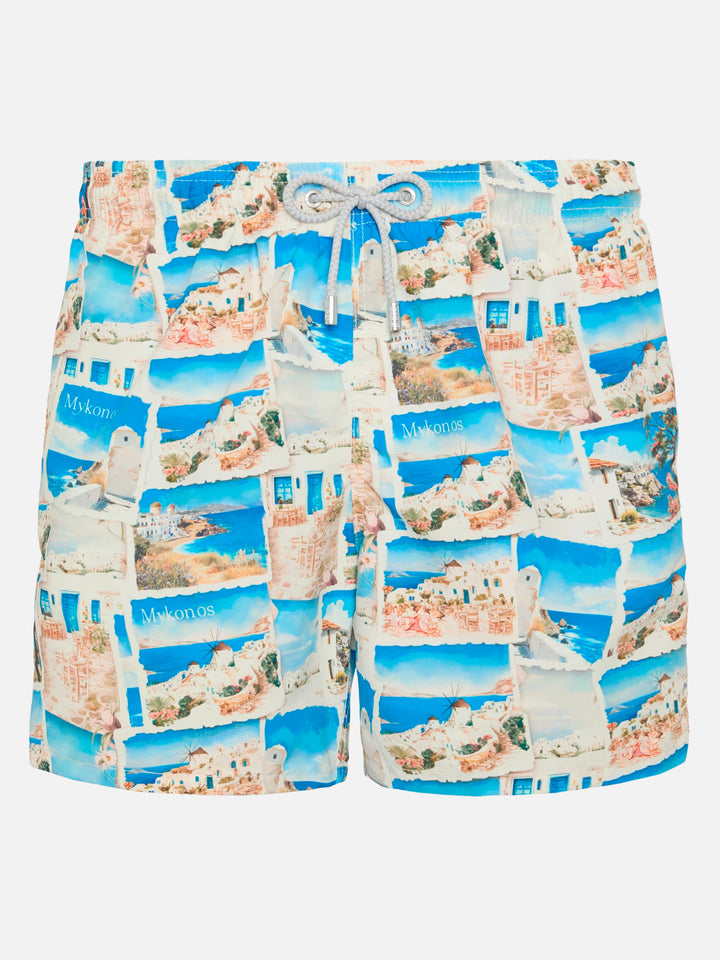 Costume mare lunghezza media Gustavia con stampa cartolina Mykonos | AI CO-CREATED DESIGN BY RICKDICK - POWERED BY RED-EYE
